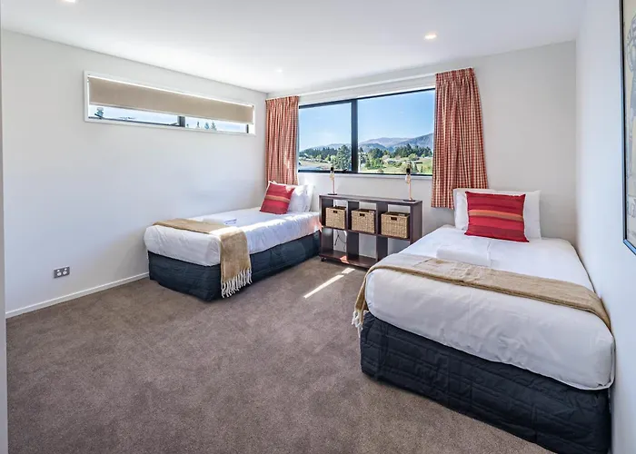 Elevated Mountain Views Holiday home Wanaka