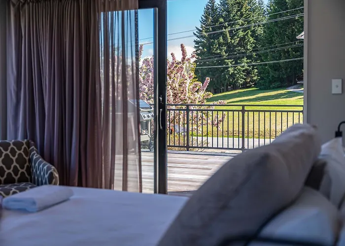 Elevated Mountain Views Holiday home Wanaka