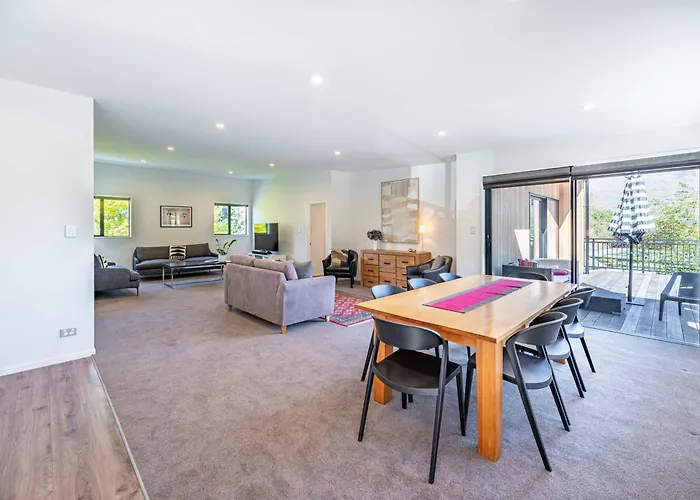 Elevated Mountain Views Holiday home Wanaka
